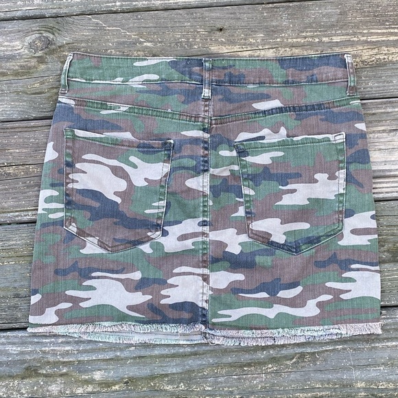 Forever 21 camo premium denim Jean mini skirt sz Large frayed hem and pockets - Picture 7 of 7